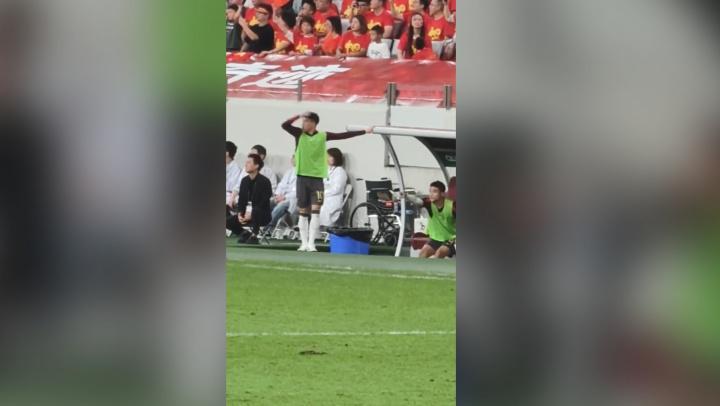 着急啊王钰栋上半场在替补席观战坐立难安,站场边指挥&沟通