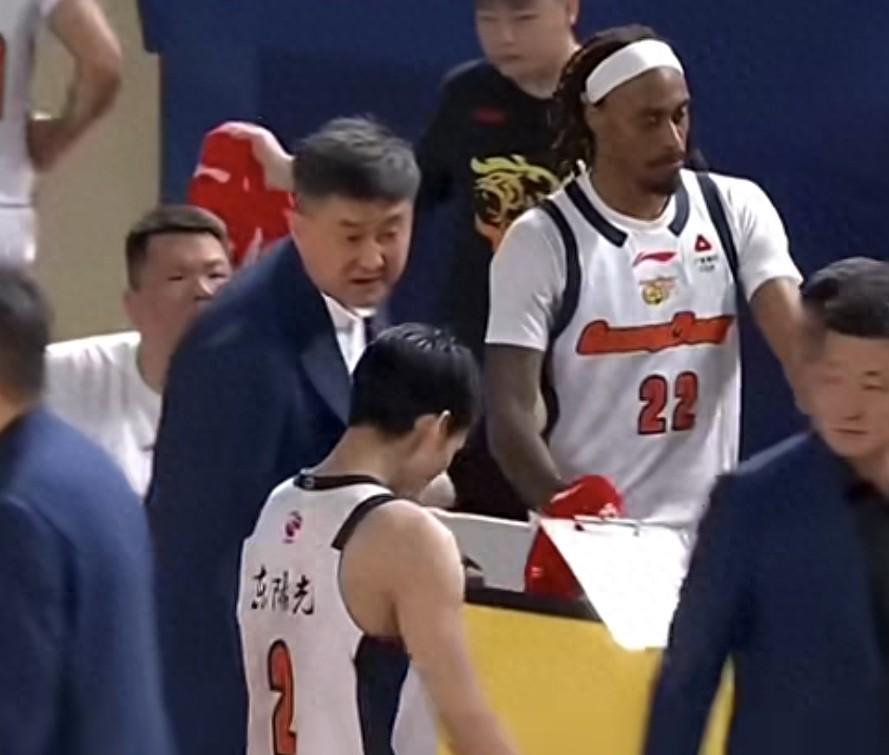 开云入口-不是张皓嘉！不是杜润旺！杜锋训斥2人10中0，奎因失误徐杰挨批